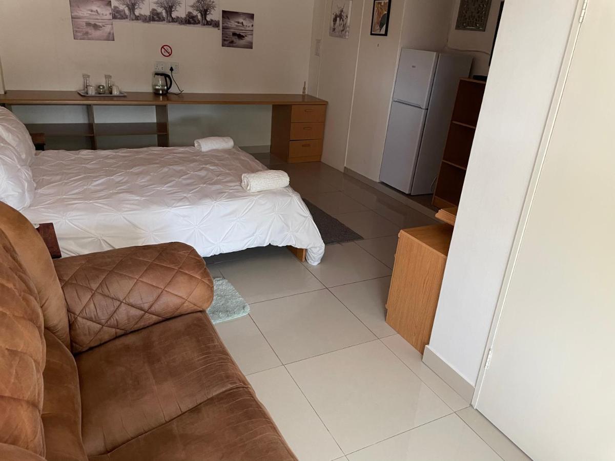Ry Courtyard Hotel Oshakati Exterior photo