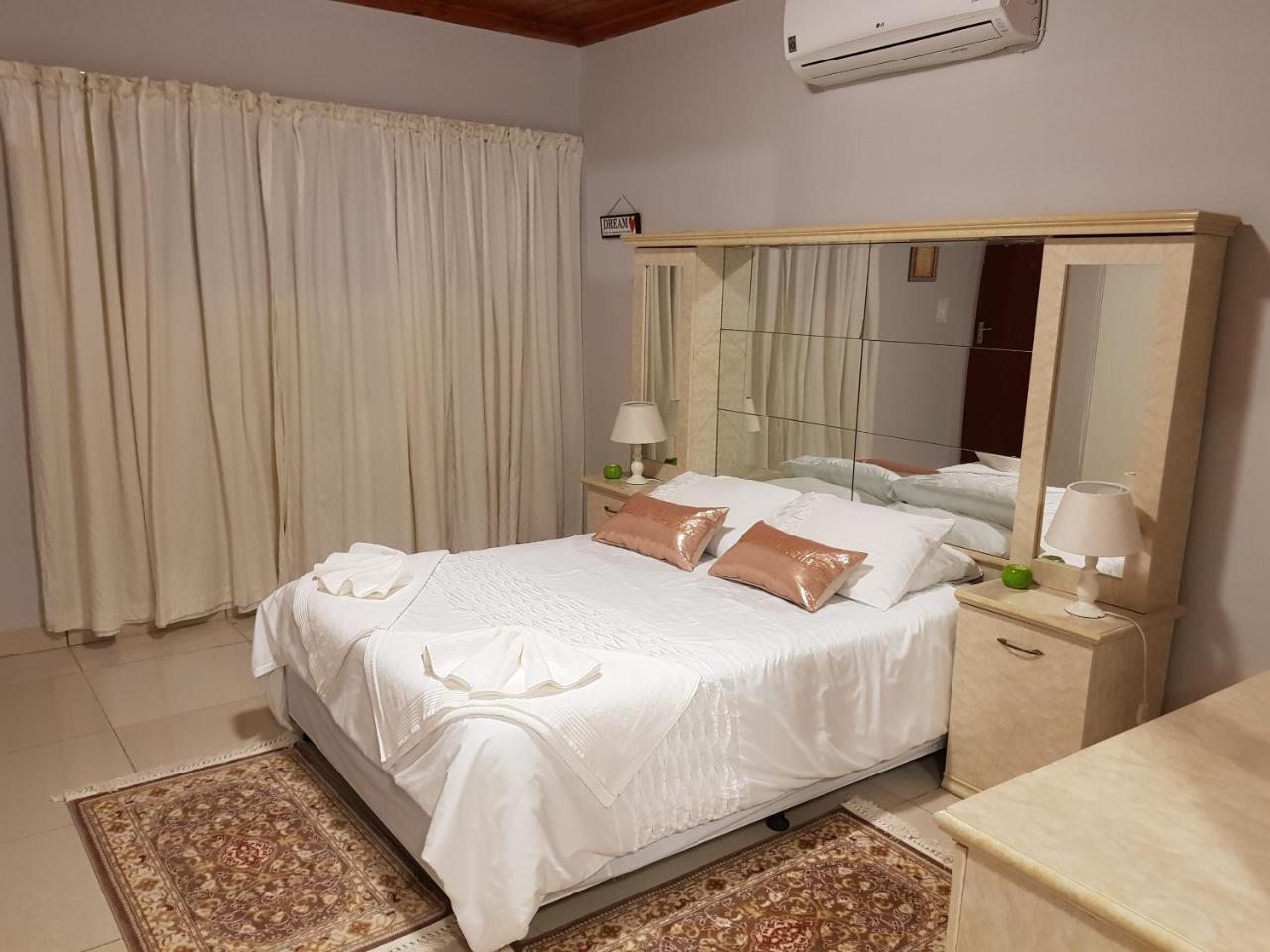 Ry Courtyard Hotel Oshakati Exterior photo